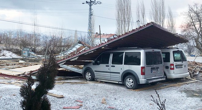 Şiddetli rüzgar çatıları uçurdu; 2 araç hasar gördü