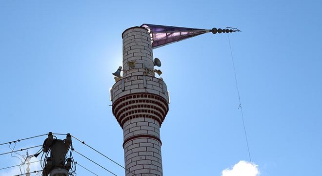 Şiddetli rüzgar nedeniyle caminin külahı askıda kaldı