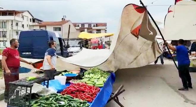 Şiddetli rüzgar pazarcıların tentelerini uçurdu