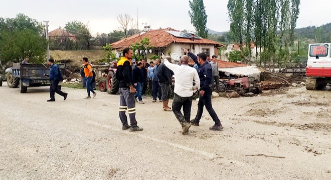 Şiddetli yağış taşkınlara neden oldu