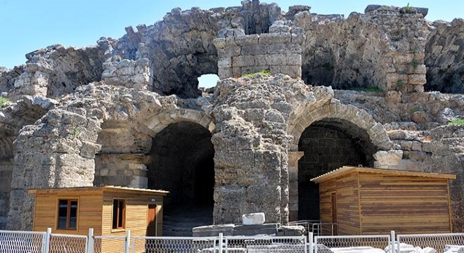 Side Antik Tiyatro'daki 'prefabrik tuvalete' eleştiri