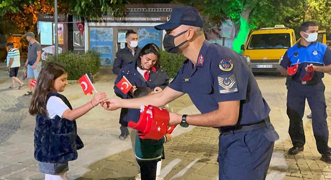 Side'de jandarma Türk Bayrağı dağıttı