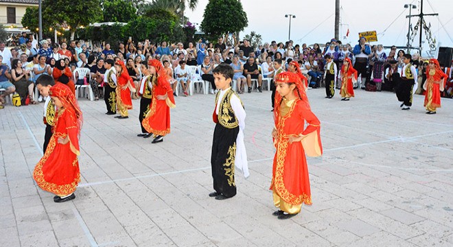 Side'de öğrencilerden folklor gösterisi