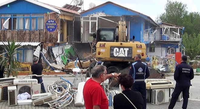 Side'de, sit alanında kalan tek yıldızlı otel yıkıldı