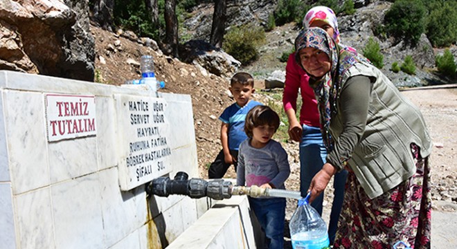 Şifalı olduğuna inandıkları suyu evlerine taşıyorlar