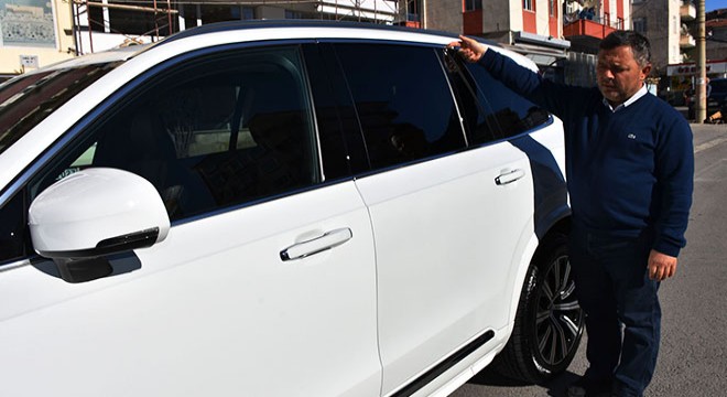 Sıfır kilometre olarak aldığı lüks aracının kapısı farklı çıktı