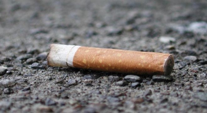 Sigara izmariti atık kumaşları yaktı