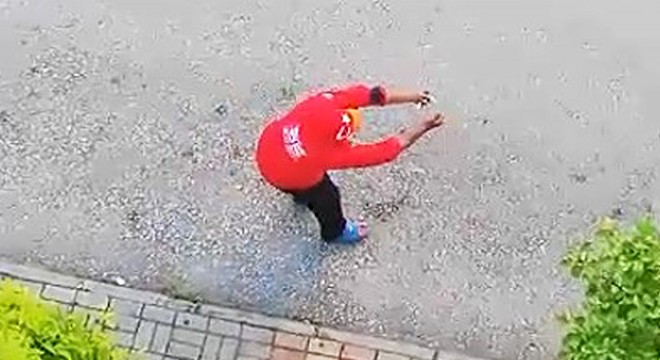 Sigarayla sokağa çıkıp, 'Ateş yok mu ateş' diye bağırdı