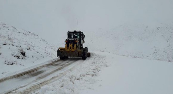 Siirt'e mevsimin ilk karı düştü; bazı yollar kapandı