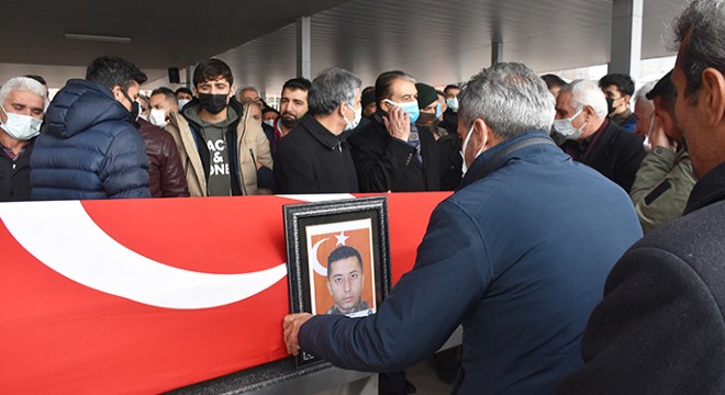 Silah kazasında hayatını kaybeden polis memuru toprağa verildi