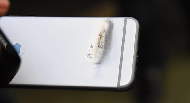 Silahından çıkan kurşun polisin cebindeki telefonu sıyırdı