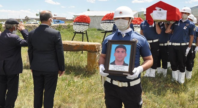 Silahının ateş almasıyla başından vurulan polis, toprağa verildi