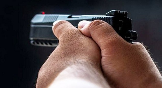 Silahlı kavgada yolda yürürken vurulan kişi öldü