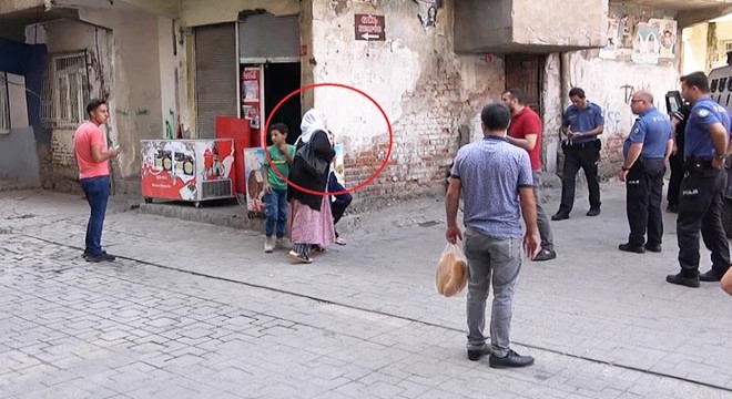 Silahlı kavgada, yoldan geçen kişi vuruldu