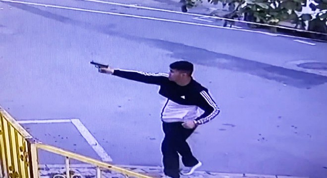 Silahlı saldırıda yoldan geçen kadın vuruldu