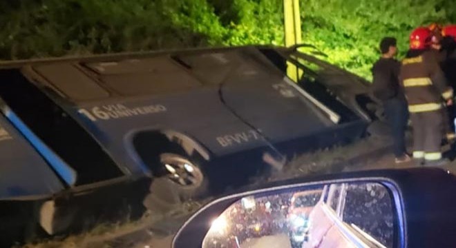 Şili’de minibüs şarampole devrildi: 16 yaralı