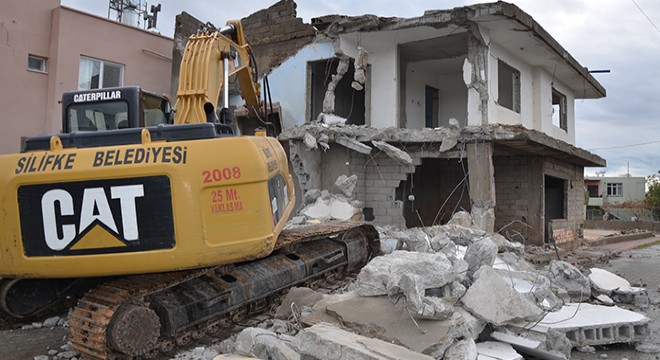Silifke'de metruk binalar yıkılıyor