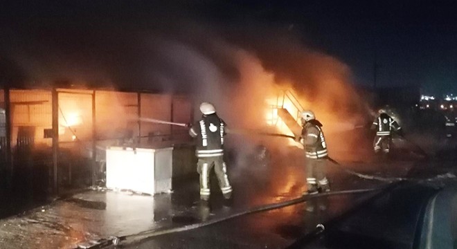 Silivri limanında balıkçı barınakları alev alev yandı