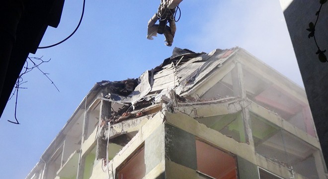 Silivri’de ağır hasarlı yapıların yıkımı devam ediyor
