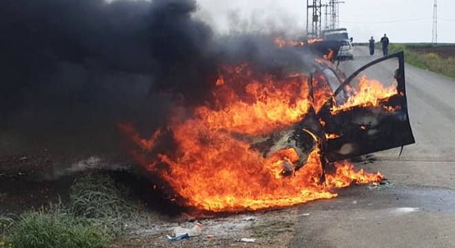 Silivri de hayvanseverin otomobili yandı