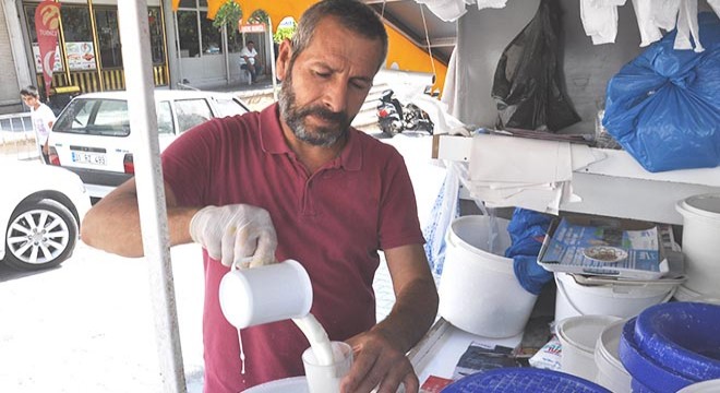 Simit ayran satarak, 3 çocuk okutuyorlar