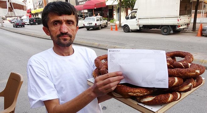 Simit satarak Mehmetçik Vakfı na bağışta bulundu