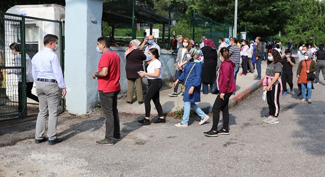 Sınav heyecanıyla sosyal mesafeyi unuttular