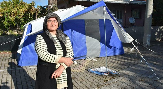 Sındırgı'da evlerine girmeye çekinenler, çadırlarda kalıyor