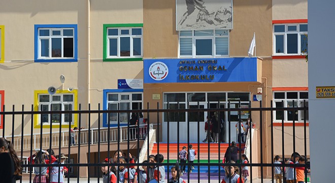 Sınıfta üzerine dolap devrilen öğrenci, ağır yaralandı