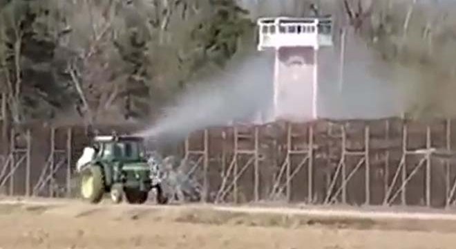 Sınırdaki göçmenlerin üzerine traktörle tarım ilacı sıkıldı
