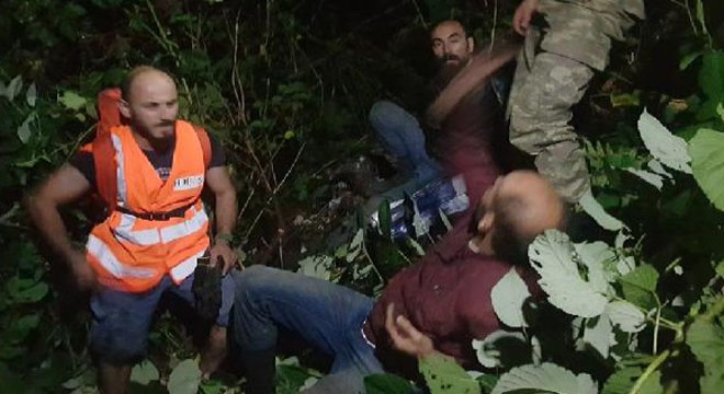 Sınırı kaçak geçerken mahsur kaldı, jandarmadan yardım istedi
