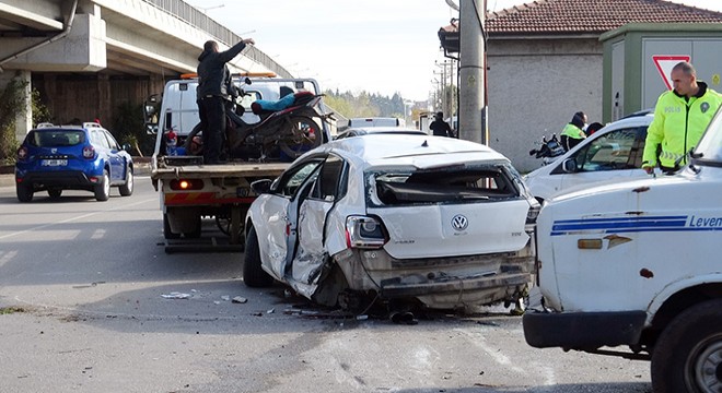 Sinyalizasyon direğini deviren otomobilin sürücüsü yaralandı