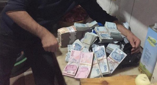 Siparişlerin bulunduğu kolilerden 300 bin lira çıktı