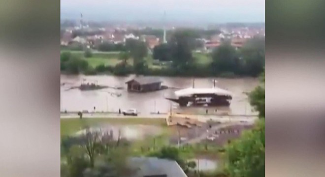 Sırbistan sele teslim... 15 kentte OHAL ilan edildi