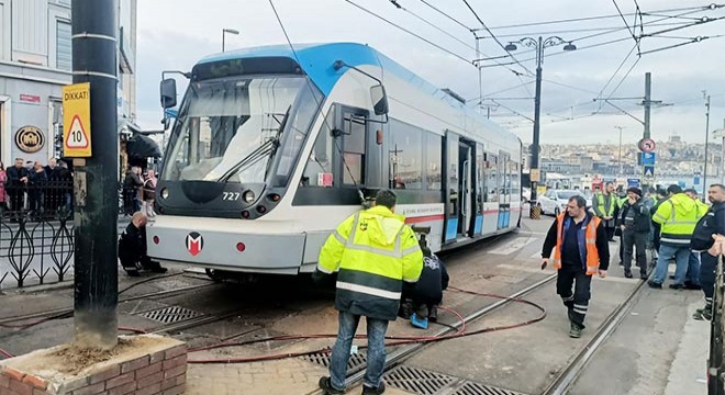 Sirkeci'de aynı yerde tramvay yeniden raydan çıktı