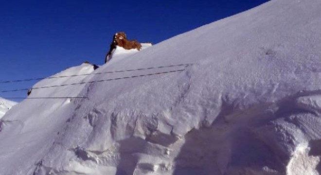 Şırnak’ta elektrik direkleri karın altında kayboldu