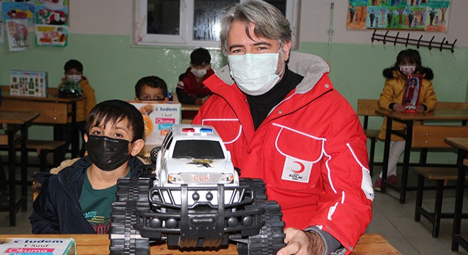 Şırnaklı 300 öğrenciye, eğitim seti ve oyuncak