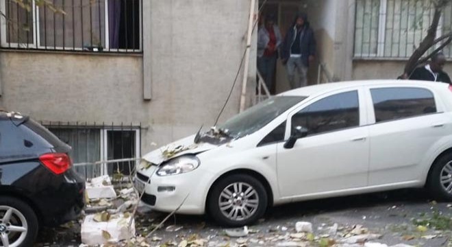 Şişli'de 5 katlı binanın çatısında çökme