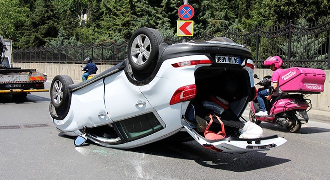 Şişli'de bariyerlere çarpan otomobil takla attı