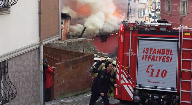 Şişli'de gecekondu alev alev yandı