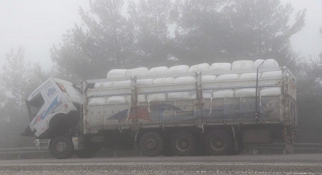 Sisli yolda aracı arızalanan sürücü ateş yaktı