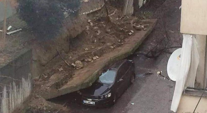 Sitenin istinat duvarı otomobilin üzerine devrildi