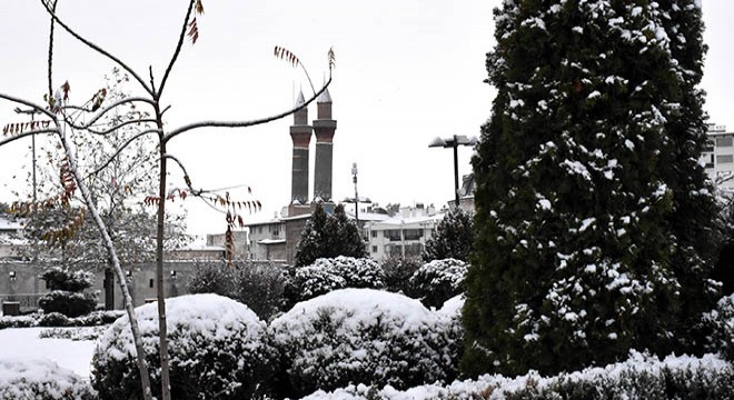 Sivas beyaza büründü, 23 köy yolu kapandı