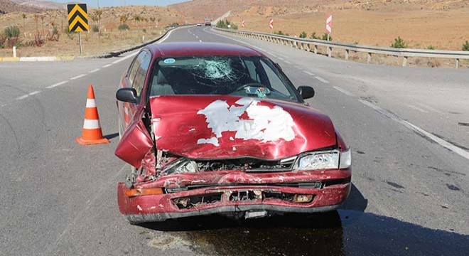Sivas'ta iki otomobil çarpıştı: 4 yaralı