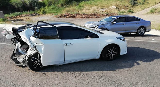 Sivas'ta otomobiller çarpıştı: 5 yaralı