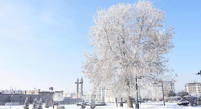 Sivas buz kesti; eksi 16 derece