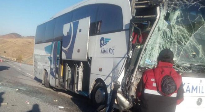 Sivas ta yolcu otobüsü TIR a arkadan çarptı: 6 yaralı