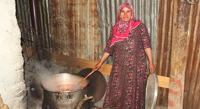 Sivaslı kadınların  kışlık menemen  mesaisi