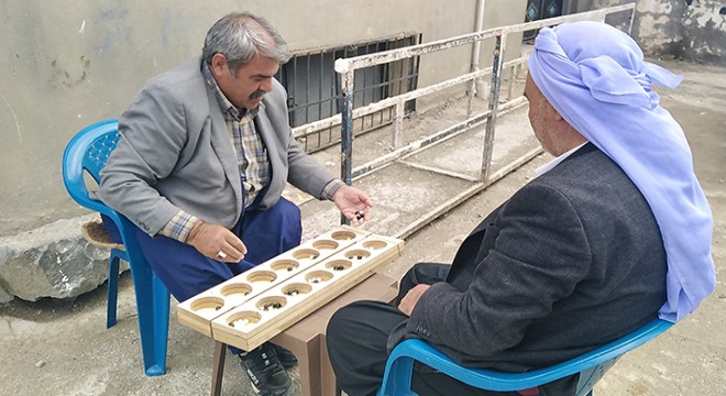 Siverek’te sokakta mangala oynadılar