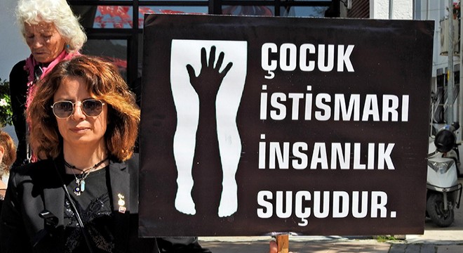 Siyahlar giyip, çocuk istismarına tepki gösterdiler
